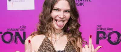Ikkimel geht mit MOMA-Auftritt in den USA viral: TikTok-Hype um „Fußballmänner“