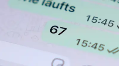 Jugendwort 2026: Was die Kandidaten „Crashout“, „Schere“ und „67“ bedeuten
