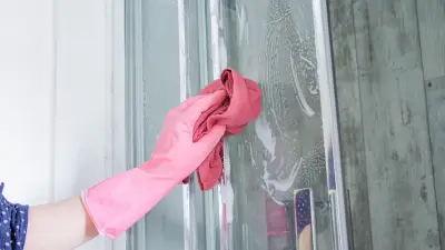 Kalkflecken in der Dusche: Mit Hausmitteln einfach entfernen