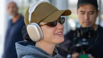 Katy Perry unerkannt am Flughafen Stuttgart – Privatjet statt Linie