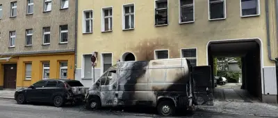 Kleintransporter in Berlin-Spandau brennt – Hausfassade beschädigt