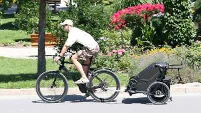 Manuel Neuer radelt mit Kinder-Anhänger ins Bayern-Trainingslager am Tegernsee