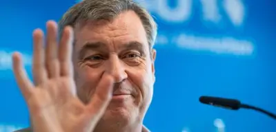 Markus Söder bei Festakt am Chiemsee mit Tomate attackiert