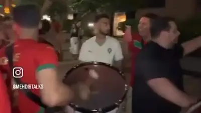 Marokko-Fans lärmen vor Frankreichs Teamhotel vor WM-Halbfinale
