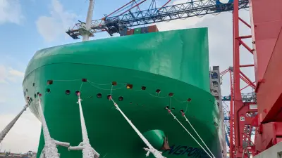Mega-Frachter mit Platz für 24.212 Container im Hamburger Hafen