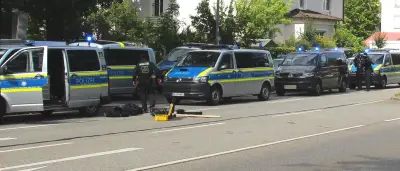 Messerangriff in Regensburger Bankfiliale: Ein Toter, Täter flüchtig
