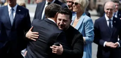 Militärparade in Paris: Macron umarmt Selenskyj als Zeichen an Putin