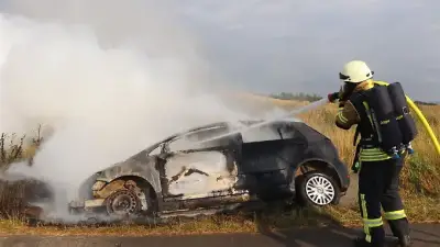 Mutige Autofahrerin rettet 82-Jährigen aus brennendem Wagen