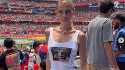 Olmo-Freundin Laura Abla sorgt mit WM-Outfit für Aufsehen