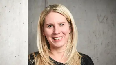 Philine Ebert: Von der Handwerkerin zur zertifizierten Hunde-Expertin bei PETBOOK