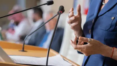 Politische Position: Definition, Bedeutung und Einordnung im Links-Rechts-Spektrum