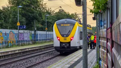 Prügelei im Zug: DB-Mitarbeiter stürzt lebensgefährlich