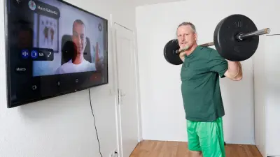 Rückenschmerzen besiegt: Drei Übungen halfen Bauarbeiter Holger nach 40 Jahren