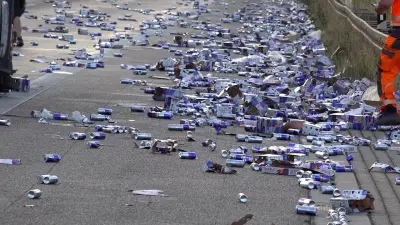 Red-Bull-Laster verliert Ladung auf A8 bei Pforzheim – kilometerlange Staus
