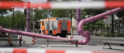 Reisebus kollidiert mit Wasserleitung nahe Friedrichstraße in Berlin