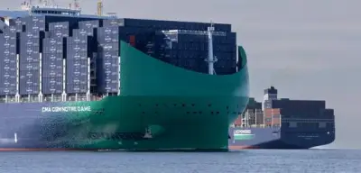 Riesen-Containerschiff Notre Dame legt erstmals in Hamburg an