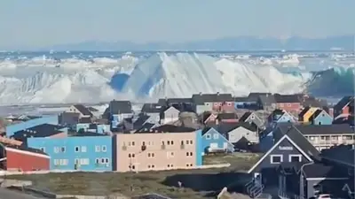 Riesiger Eisberg kippt vor Grönland um – verborgene Unterseite sichtbar
