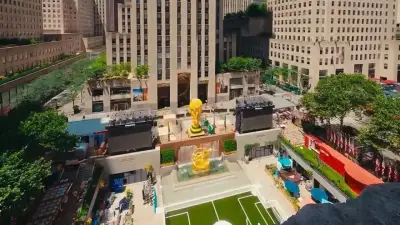 Riesiger Lego-WM-Pokal in New York: Über 1,3 Millionen Teile