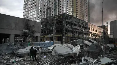 Russische Luftschläge vor Nato-Gipfel: Wohnblock in Ukraine eingestürzt