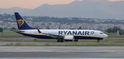 Ryanair-Flug: Fenster bricht nach Start – Passagier ragt heraus
