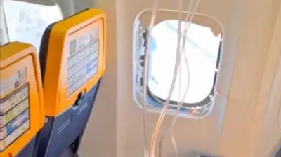 Ryanair-Flug: Fenster zersplittert, Passagier teilweise aus Kabine gesaugt