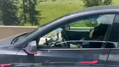 Schlafende Tesla-Fahrerin bei Tempo 100 auf Autobahn entdeckt