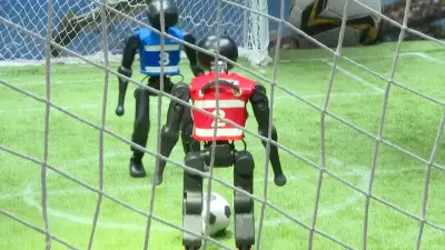 Skurrile Szenen: Humanoide Roboter spielen Fußball in China