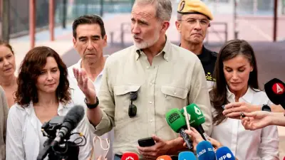 Spaniens König Felipe VI. besucht Waldbrandopfer in Villamanta