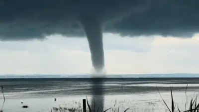 Spektakulärer Tornado über dem Bodensee: Wasserhose zieht alle Blicke auf sich