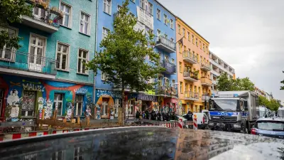 Streit um Pflanzenkübel: Ordnungsamt rührt sich nicht an Rigaer Straße 94
