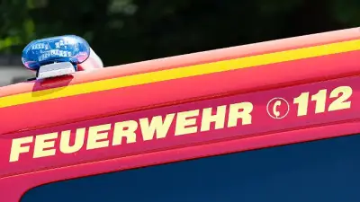 Strohpresse brennt in Dötlingen: Feld in Flammen, 210.000 Euro Schaden