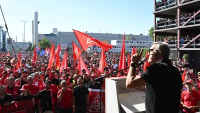 Tausende Mercedes-Beschäftigte protestieren gegen Sparkurs