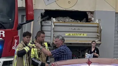 Tödlicher Unfall in Österreich: Lkw rast in Friseursalon