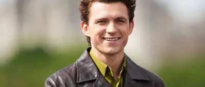Tom Holland: Manche eigene Filme waren „Mist“ – er liebt Pressetouren nur bei Stolz