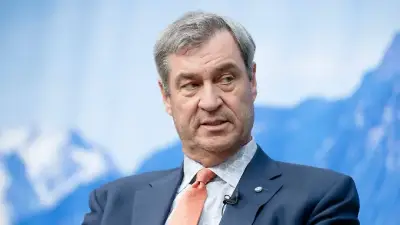 Tomatenwurf auf Markus Söder bei Jubiläumsfeier in Bernau