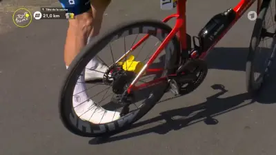 Tour de France: Flagge verfängt sich in Kette von Radprofi Quentin Pacher