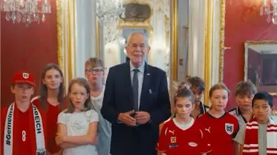 Van der Bellen: Kinder sollen um 21 Uhr Fußball schauen dürfen