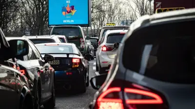 Verkehrsverbände ziehen vernichtende Bilanz: Staus +50%, Radwegebau -28%