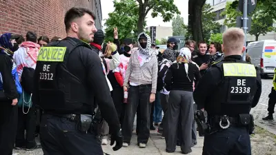 Vermummte versuchen Sturm auf Rheinmetall-Werk in Berlin-Wedding