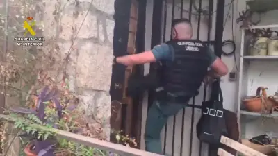 Waldbrände in Spanien: Polizei rettet Menschen durch Türeintritte