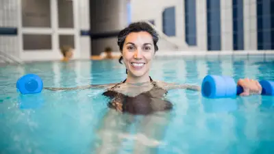 Wassergymnastik: Effektives Krafttraining für junge und fitte Körper
