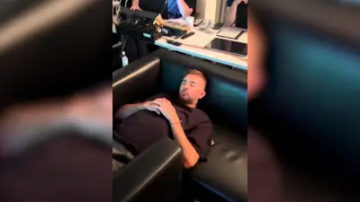 WM-Experte Kramer schläft während Spiel auf zusammengeschobenen Sofas