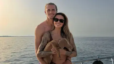 Zverev und Thomalla: Bootstour mit Dackel Mishka auf Ibiza