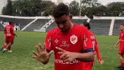 12 Finger, ein Torjubel: Fußballer zeigt seltene Fehlbildung