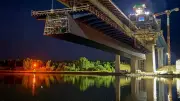 1.250-Tonnen-Mittelteil der neuen Rader Hochbrücke eingehoben