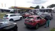 80 Cent billiger: Deutsche stürmen Tschechiens Tankstellen vor Preisdeckel-Ende