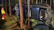 A19-Crash: Mercedes fliegt in Wald – Fahrer überlebt leicht verletzt
