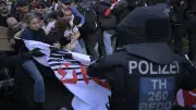 AfD-Parteitag in Erfurt: Polizei setzt erstmals Schlagstöcke gegen Linksextremisten ein
