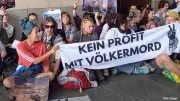 Aktivisten kleben sich in Berlin vor Rheinmetall-Büro fest