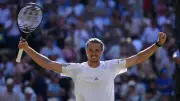 Alexander Zverev erreicht erstes Wimbledon-Viertelfinale und verfolgt Messis WM-Spiel
